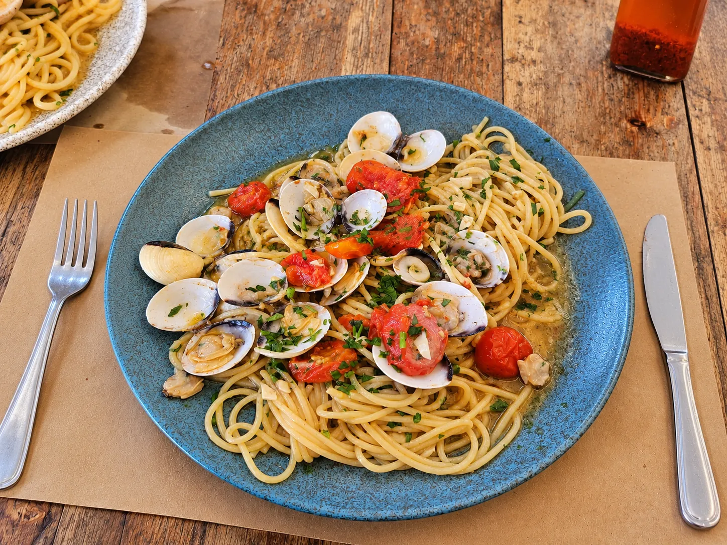 Spaghetti alle vongole servidos en la mesa